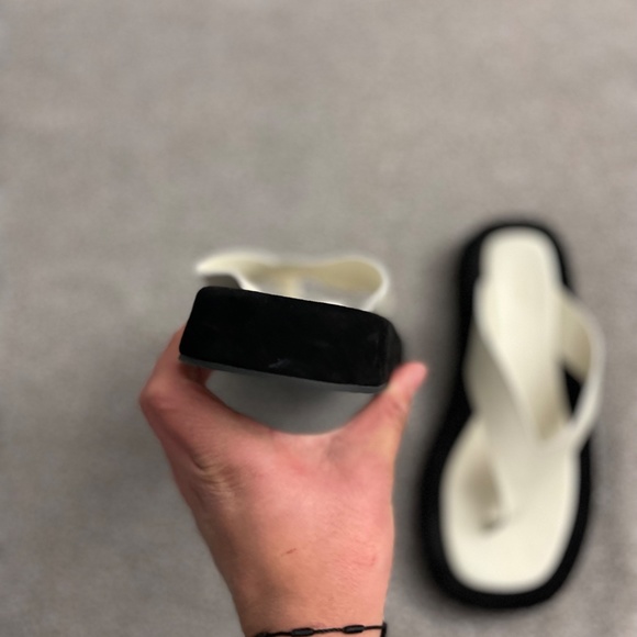 THE ROW Ginza two-tone leather and suede platform flip flops - Picture 9 of 12